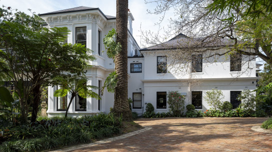 Iona is an oasis of soaring trees and old world heritage charm set on 2700 square metres in Darlinghurst.