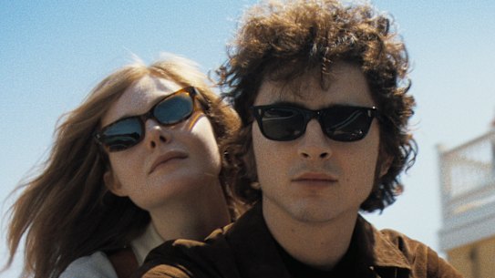  Elle Fanning and Timothée Chalamet in A Complete Unknown.