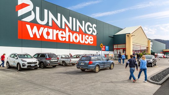 Bunnings has ended its supply contract with Victoria's state owned logging agency. 
