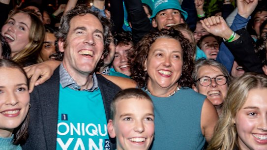 Victory as Monique Ryan and family celebrate at the Auburn Hotel on May 21, 2022 in Melbourne, Australia.
