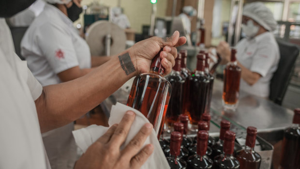 How rum is helping Venezuelan gangsters break out of a vicious cycle