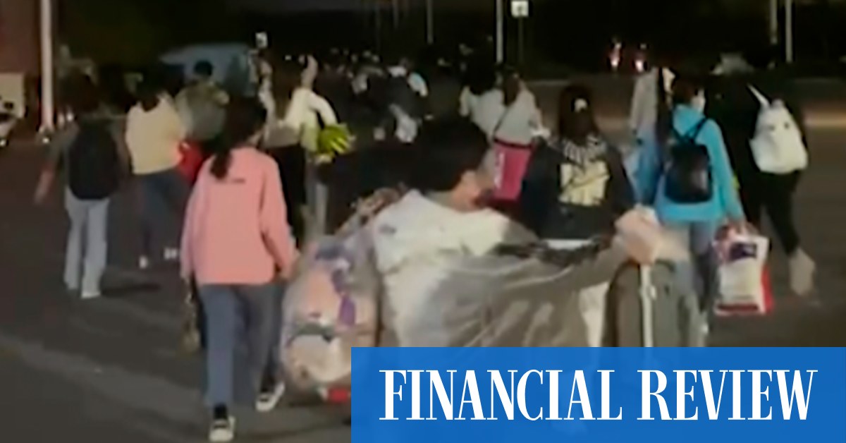 China's workers flee COVID-19 curbs at huge iPhone factory - Vimarsana News