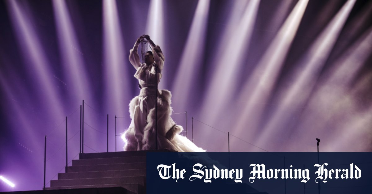 Australia dociera do finału po oszałamiającym powrocie piosenkarza Sheldona Rileya w Turynie