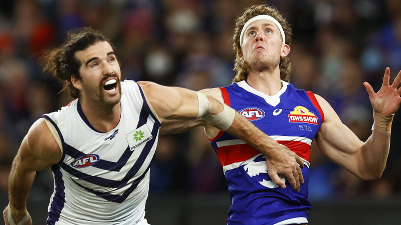 AFL 2022 finals LIVE updates: Freo lock horns with Bulldogs, Cats pip Pies in qualifying final thriller