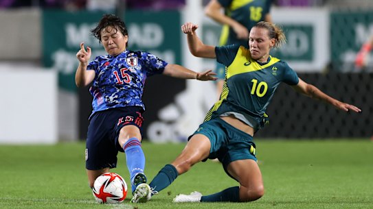 Emily van Egmond and Yuka Momika battle for the ball in Kyoto.