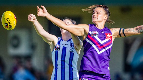 Gemma Houghton flies for the Dockers.