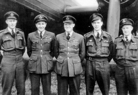 Bill McRae (centre) with bomber crew.
