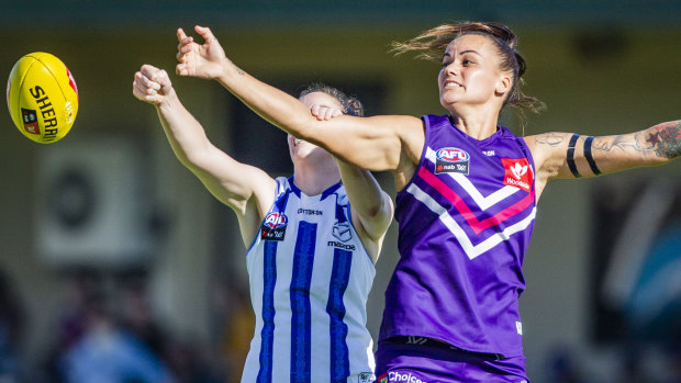 Gemma Houghton flies for the Dockers.