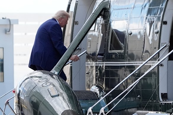 Il presidente Donald Trump si imbarca sul Marine One diretto a Camp David.