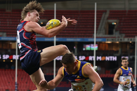 Melbourne’s Charlie Spargo grabs the ball.