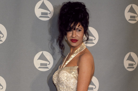 Selena picked up a Grammy award in 1994.