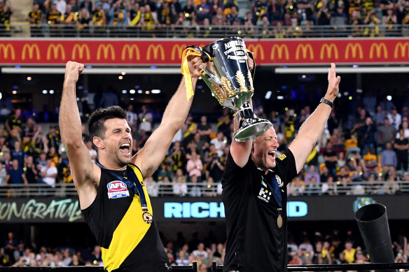 Skipper Trent Cotchin and Damien Hardwick lift the 2020 premiership cup.