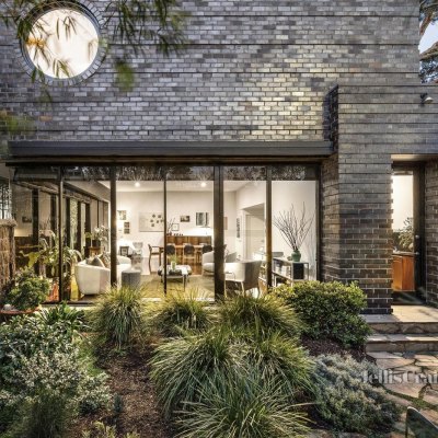Award-winning South Yarra house fetches $1.76 million at auction