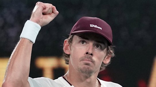 Alex de Minaur pumps his fist after beating Alexander Bublik to advance to the quarter-finals of the AUstralian Open.