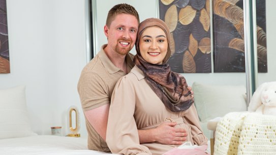 Fátima Payman con su esposo Jacob Stokes. 