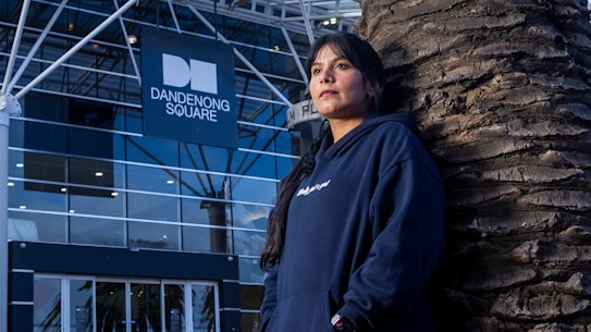 Shefali Batta en Dandenong Square, donde un cliente intentó apuñalarla en 2023. El ataque fue el catalizador para que abandonara el comercio minorista para siempre.