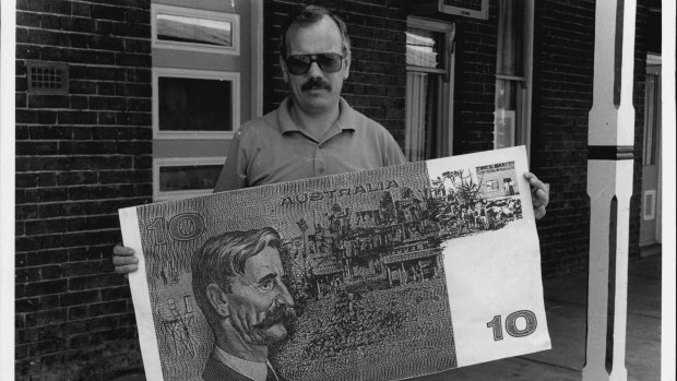  Lindsay Swadling holding an oversized old $10 note depicting Henry Lawson.