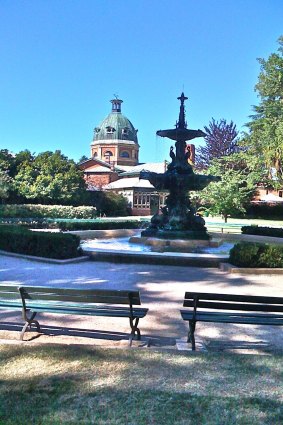 Machattie Park in Bathurst with the Crago memorial fountain erected in 1891.