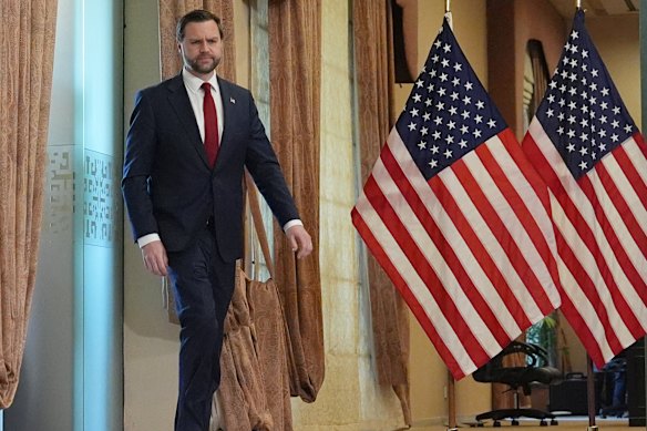 Il vicepresidente JD Vance arriva domenica per una conferenza stampa dopo i negoziati a Islamabad.