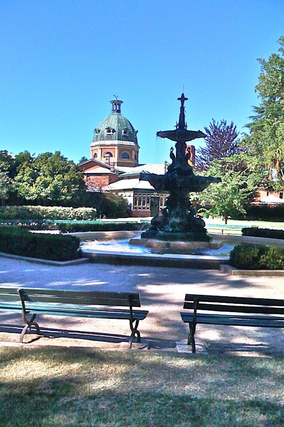 Machattie Park in Bathurst with the Crago memorial fountain erected in 1891.