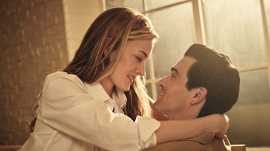 Love Story에서 Carolyn Bessette 역의 Sarah Pidgeon과 John F. Kennedy Jr 역의 Paul Kelly.