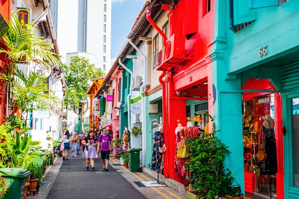  Shopping and walking in Haji Lane.
