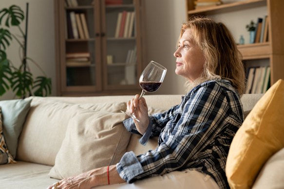 La tolerancia de las mujeres al alcohol puede disminuir con la edad, mientras que el consumo de alcohol puede empeorar algunos de los síntomas más comunes de la menopausia.