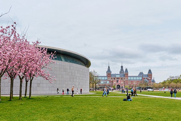 Cherry blossoms around Museumsplein.