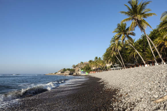 Playa El Tunco is courting America’s surfers.