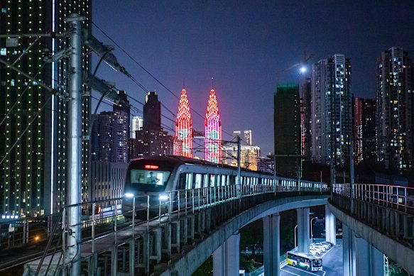 A cidade ciberpunk chinesa de Chongqing iluminava-se à noite.