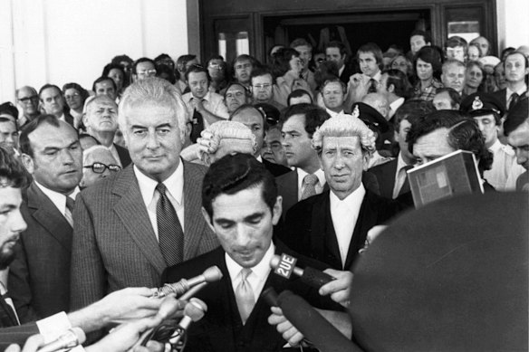 David Smith, secretário do governador-geral, lê a proclamação que dissolve o parlamento enquanto Gough Whitlam ouve.