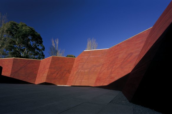 ARM’s off-form concrete trench walls are overlaid with the poignant phrase “Lest we forget”. 