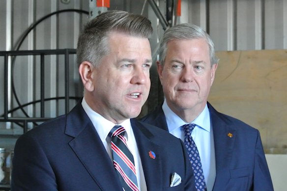 El viceprimer ministro Jarrod Bleijie y el ministro de Salud, Tim Nicholls, hablan el jueves.