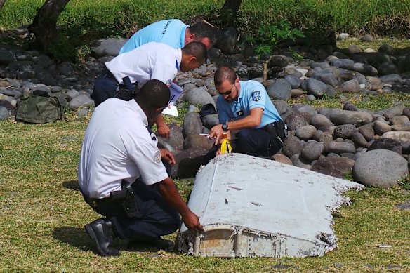 Frammenti di rottami di aerei, incluso questo flaperone alare, sono stati scoperti dal volo 370 della Malaysia Airlines.