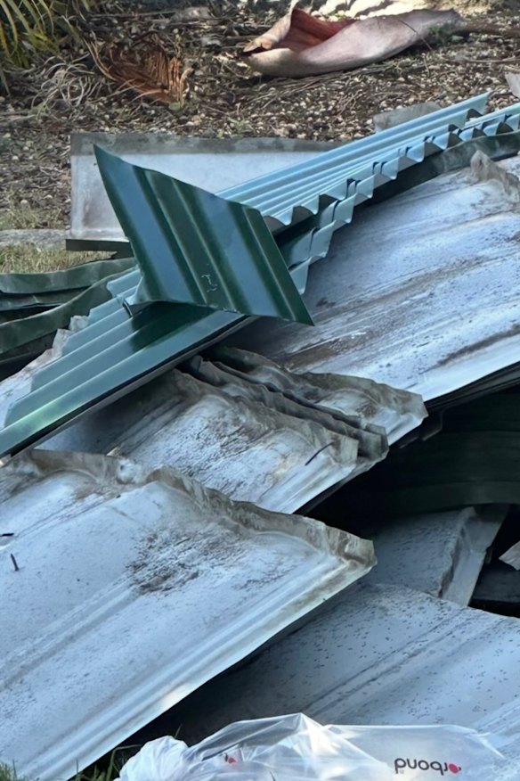 The roof of Mortonte's ceiling has been covered in mold and wavy iron was deteriorated in parts for the time it was fixed.