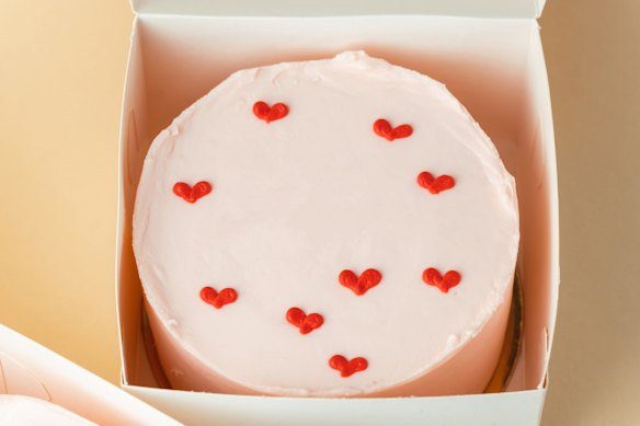 Emelia Jackson says the cake board should be the same size as the box.