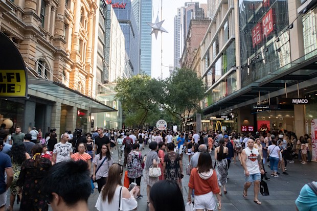 Sydneylilerin yoğun bir alışveriş caddesindeki görüntüsü