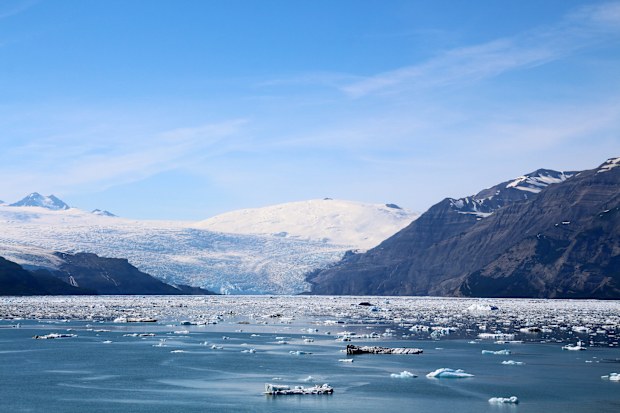  a glacier at the eastern end of the Robinson Mountains in the US state of Alaska.