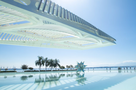 Impossible to miss… the striking Museum of Tomorrow by renowned architect Santiago Calatrava.
