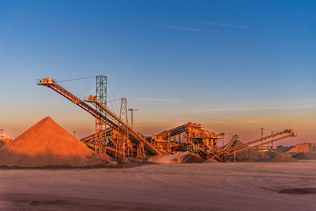 Machinery for gravel processing and classification in a quarry