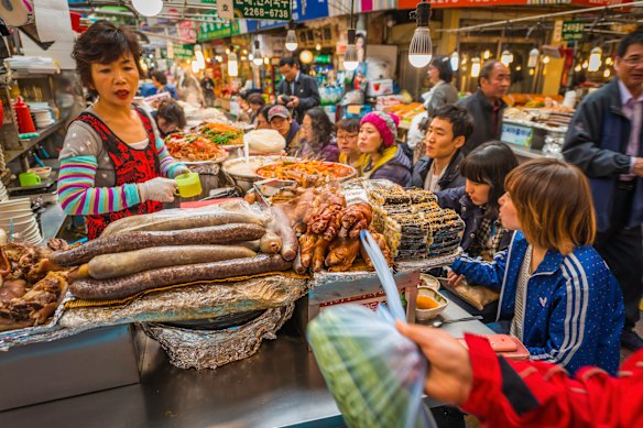 Um passeio gastronômico pode lhe dar um gostinho da cultura local.