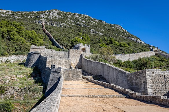 Ston’s old town walls were built in the 14th and 15th centuries, and they are much longer than the walls in Dubrovnik.