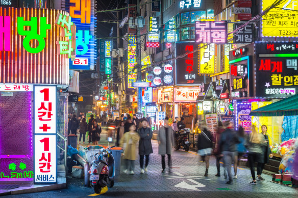 A Seoul kind of feeling... the bright lights of Sinchon, Seoul.