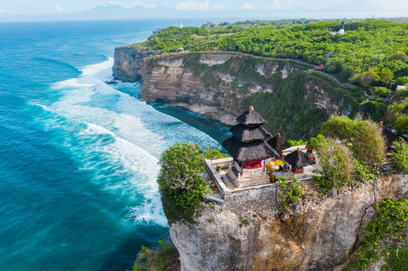 On what island can you visit Pura Luhur Uluwatu temple?