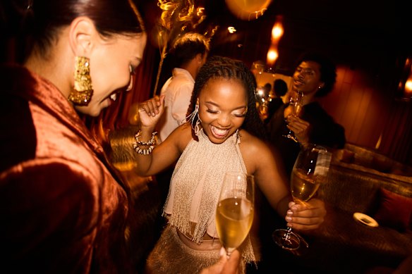 Dress to impress in overseas cocktail bars.