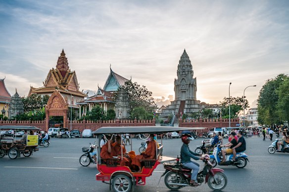 Phnom Penh traffic near Wat Ounalom. 