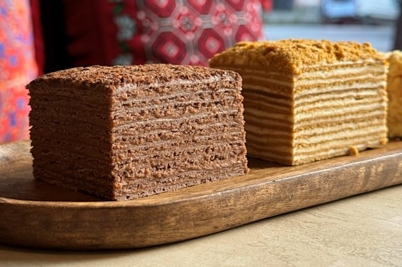 O bolo de mel de 12 camadas (à direita) e o mikado de chocolate e caramelo de 10 camadas na padaria armênia Tatik's Delights.