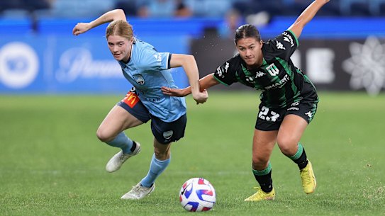 Sydney FC’s Courtnee Vine and Western United’s Angela Beard contest the ball in the semi-final earlier this month.
