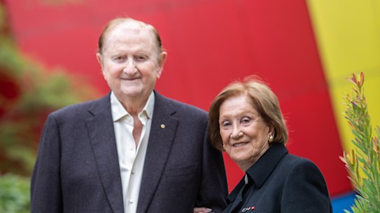 John e Pauline Gandel no Jardim Infantil Gandel Gondwana no Museu de Melbourne em 2022. Os Gandels fizeram grandes doações ao museu.
