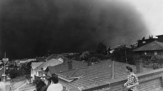 The dust cloud hits Northcote.